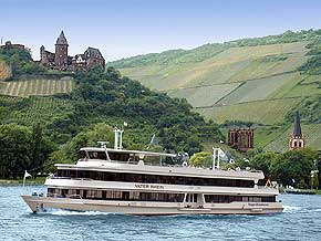 Rheinschifffahrt bei Bacharach am Rhein mit Burg Stahleck, Ruine der Wernerkapelle und Peterskirche. Foto