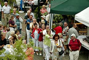 Plonaise beim Weinfest auf dem Marktplatz in Oberwesel am Rhein,  2004 Foto Bernd Thierolf